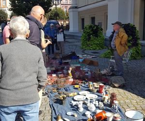 Mydło i powidło na Rynku staroci w Lesznie. Skarby z drugiej ręki 