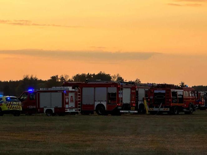 Katastrofa samolotu, spadł na hangar pełen ludzi pod Nowym Dworem Mazowieckim! Są ofiary