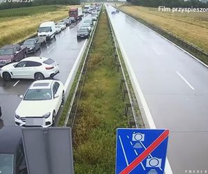 Jechali na A4 pod prąd korytarzem życia. Namierzyła ich policja.
