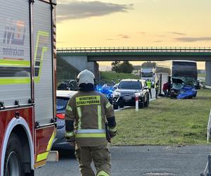 Są ranni po wypadku z udziałem autokaru. Droga zablokowana, poważne utrudnienia