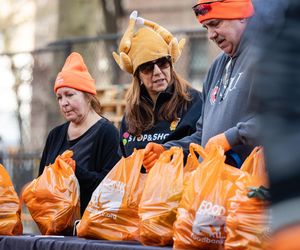 Ameryka świętuje przy suto zastawionych stołach. W NYC miliony liczą na pomoc banków żywności