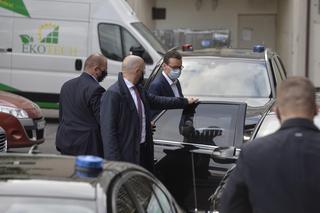 Premier Mateusz Morawiecki opuszcza siedzibę PiS