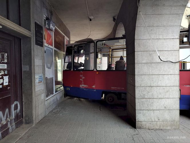 Bydgoszcz. Tramwaj wykoleił się i uderzył w budynek. Ogromne utrudnienia w ruchu [ZDJĘCIA]. 