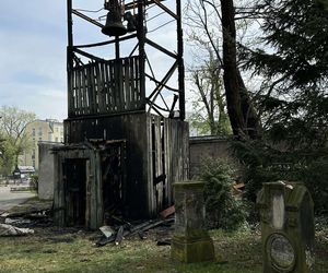 Pożar zabytkowej dzwonnicy w Warszawie