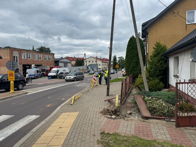 Dwie osoby w szpitalu! 83-latek przejechał przez rondo i uderzył w busa