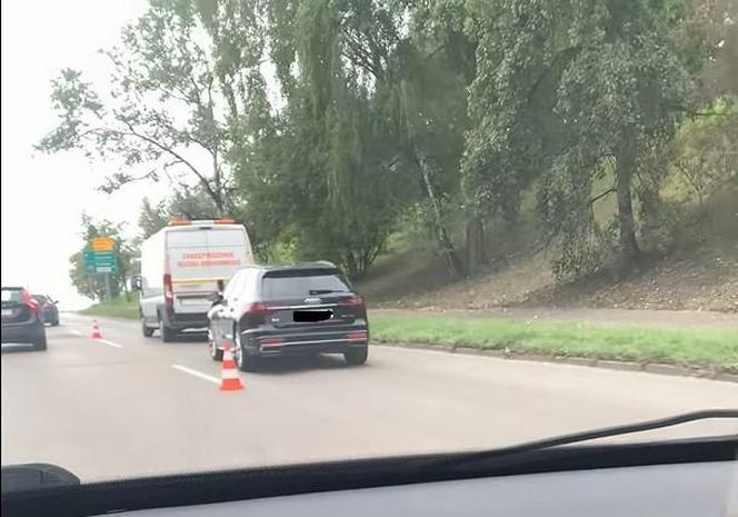 Zderzenie pięciu aut na obwodnicy Piekar Śląskich. Trzy kolizje jedna po drugiej