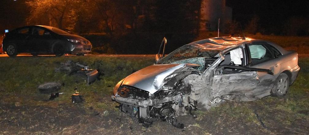 19-latek stracił kontrolę na łuku drogi. Do szpitala trafiły cztery osoby