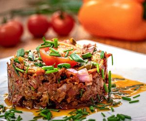 Zamiast mięsa, siekam suszone pomidory. Wegański tatar to pyszna i efektowna przekąska 