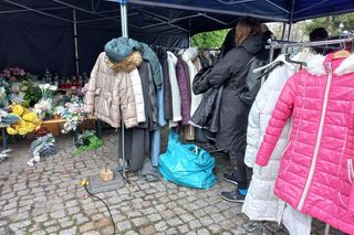 ​Trwa finał akcji „Podziel się kurtką - Przytul kurtkę” w Lesznie. Dzielących się i korzystających nie brakuje [ZDJĘCIA]