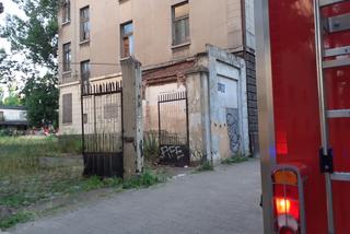 W pustostanie w centrum Łodzi zawalił sie dach. 7 zastępów strażaków  przeszukuje gruzowisko