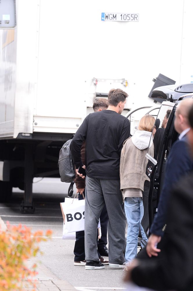 Robert Lewandowski ze szpanerką siatą wysiadł z samolotu