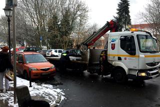 W tych miejscach strażnicy miejscy będą pojawiać się najczęściej. Źle parkujesz? Spodziewaj się mandatu, blokady lub... lawety! [HARMONOGRAM]