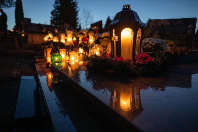 Tysiące zniczy rozświetliło polskie cmentarze. Niezwykły widok po zmroku