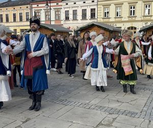 Maturzyści z Nowego Sącza zatańczyli poloneza na Rynku 