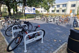 Nowy parking rowerowy przy ulicy Kurpińskiego w Lesznie