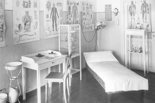 Tak wyglądały bydgoskie szkoły ponad 100 lat temu. Na archiwalnych zdjęciach widać uczniów uczących się pisać na maszynach, szkolne gabinety lekarskie