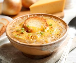 Zupa cebulowa z grzankami jak u Magdy Gessler – francuski hit w Twojej kuchni