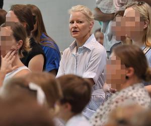 Małgorzata Kożuchowska przyjmuje komunię na zakończeniu roku szkolnego