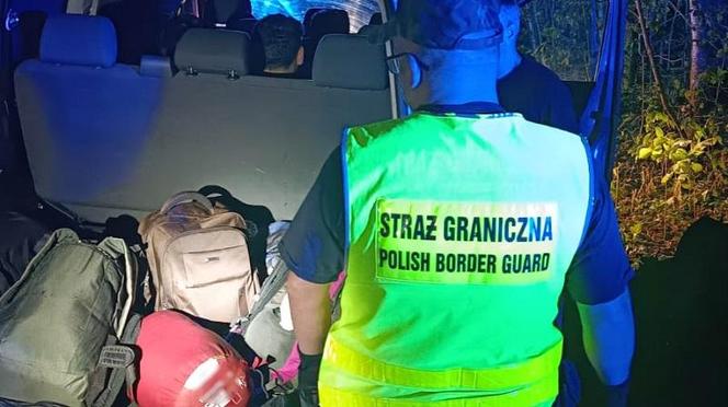 Białoruski przemytnik ludzi zatrzymany. Busem wiózł 8 Afgańczyków  