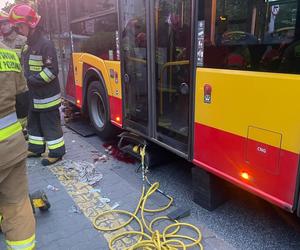 Miejski autobus zmiażdżył mu nogę na przystanku w Warszawie. „Trzeba było amputować”