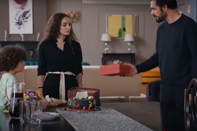 Yaman wręczy Nanie prezent 