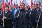 Mamy nagranie, jak Nawrocki dołączył do Marszu Niepodległości z flagą w dłoni