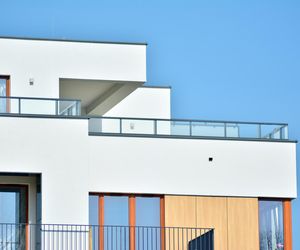 Jak skutecznie ocieplić i uszczelnić dach płaski? Pianki natryskowe i masy izolacyjne w praktyce