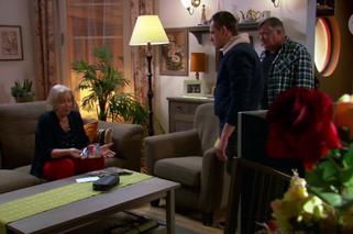 Na Wspólnej, odc. 2805. Maria (Bożena Dykiel), Joachim (Michał Jurkowski), Włodek (Mieczysław Hryniewicz)