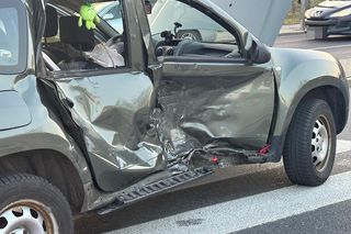 Śmiertelny wypadek na Ursynowie. Morocyklista wjechał w bok osobówki. Nie żyje