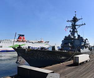 Amerykański niszczyciel rakietowy USS Gravely zacumował przy Nabrzeżu Francuskim portu w Gdyni
