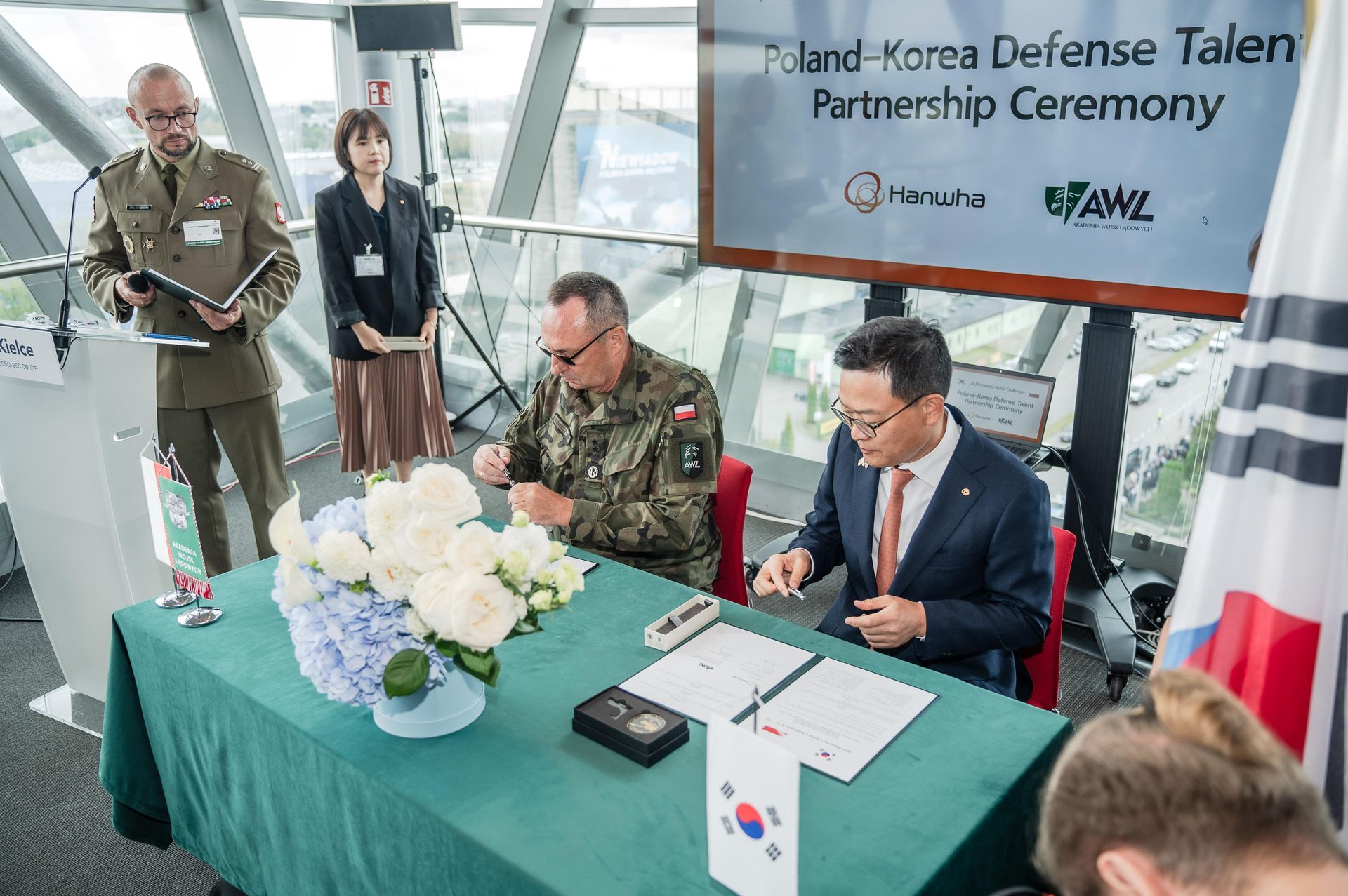 Koreańska Grupa Hanwha inwestuje w polską edukację obronną. 1,2 mln zł dla Akademii Wojsk Lądowych