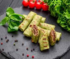 Zielone naleśniki z mięsem z rosołu - lekkie, smaczne, efektowne