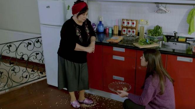  Elif odcinek 1114 streszczenie. Emirhan informuje Şafaka i Jülide, że zje śniadanie z Tufanem. Chłopiec cieszy się ze spotkania z ojcem