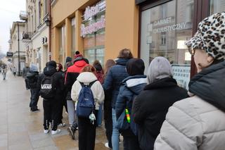 Tłusty czwartek. Tarnowianie ustawiają się w kolejkach po pączki!