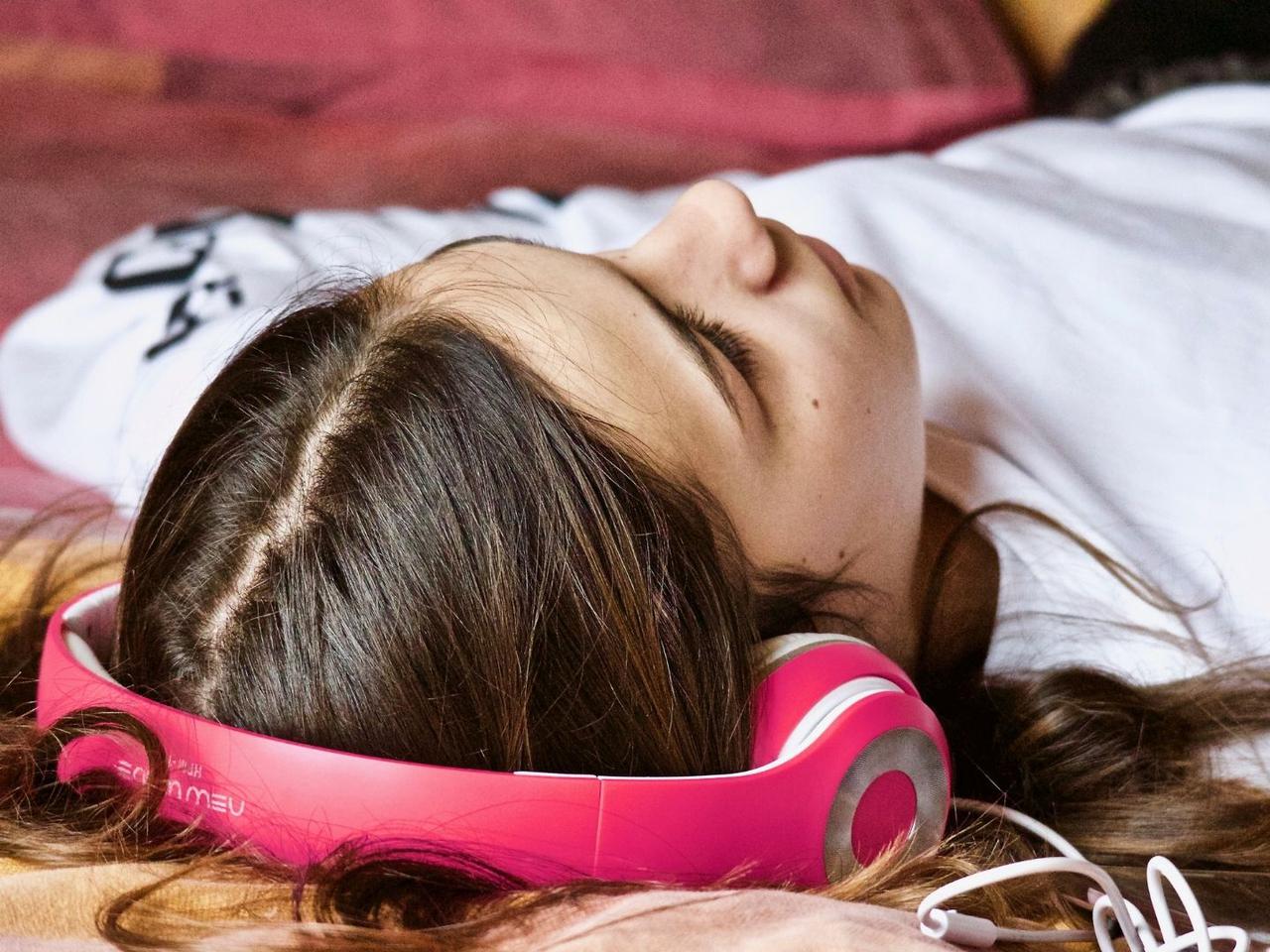 Fatalny wpływ internetu na nastolatków. Im więcej godziny w sieci, tym większy poziom stresu! 