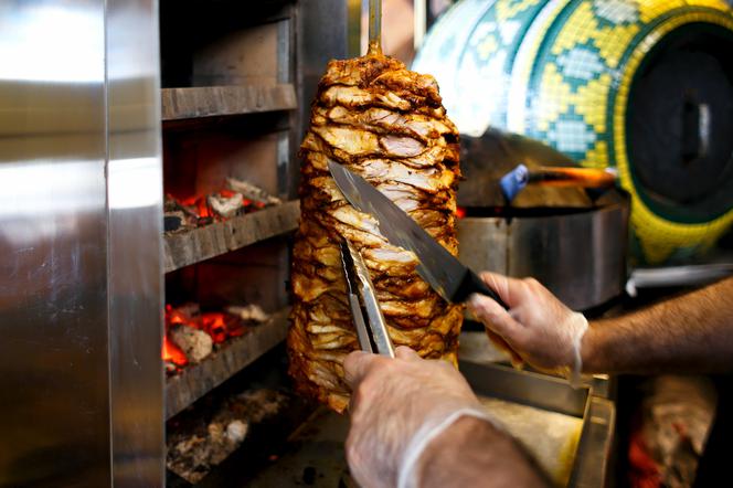 Kebab: zawiłe losy ulubionego fast foodu Polaków [Smaczna Historia]