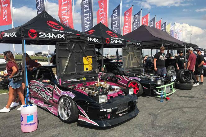 Na Autodromie Pomorze przez dwa dni będzie się ścigało ok. 55 samochodów przygotowanych do driftu, w których swoje umiejętność zaprezentują zawodnicy z całego świata.