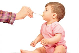 Nauka gryzienia pokarmu - jak nauczyć dziecko samodzielnie gryźć