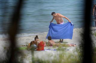 Kaczyńska z nieznajomym smaży się na plaży