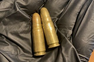 Schował się pod materacem w dziecięcym pokoju. Miał broń i narkotyki. 33-latek usłyszał zarzuty