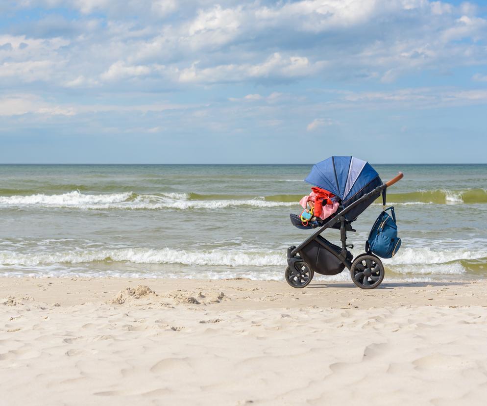 mama zostawiła dziecko w wózku na plaży