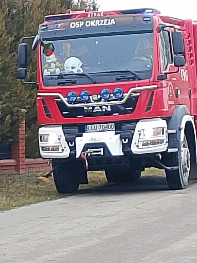 Kilkanaście wozów strażackich gasiło pożar miejscowości Kalinowy Dół 