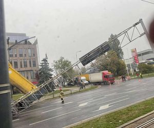  42-latek nie zamknął wywrotki i zniszczył bramownicę. Dostał ogromny mandat [ZDJĘCIA].