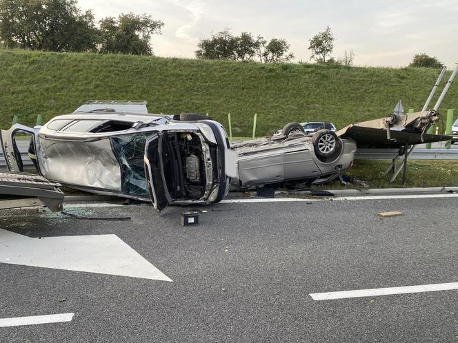 Wypadek lawety na A1 w kierunku Katowic. Auta do kasacji