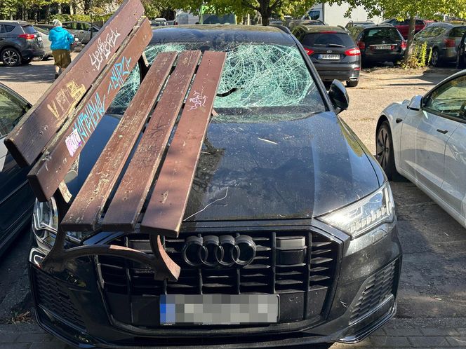 Uszkodzone samochody na Mokotowie