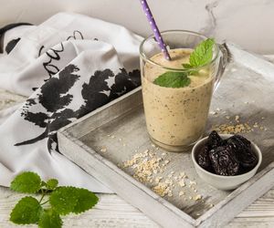 Owsiany koktajl z suszonymi śliwkami na zmniejszenie apetytu. Przepis na zdrowe śniadanie 