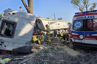 Poważny wypadek w Lubawce. Ciężarówka roztrzaskała się na drzewie