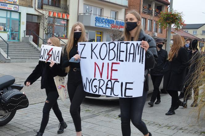 Z KOBIETAMI NIE WYGRACIE w Starachowicach też protestowali przed biurami posłów PiS