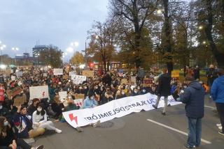 Gdańscy uczniowie wyszli na ulicę. Wsparli protesty o prawa kobiet [WIDEO]