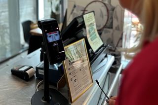 WARS w Warszawie testuje płatności spojrzeniem. To nie żart, to nowa technologia